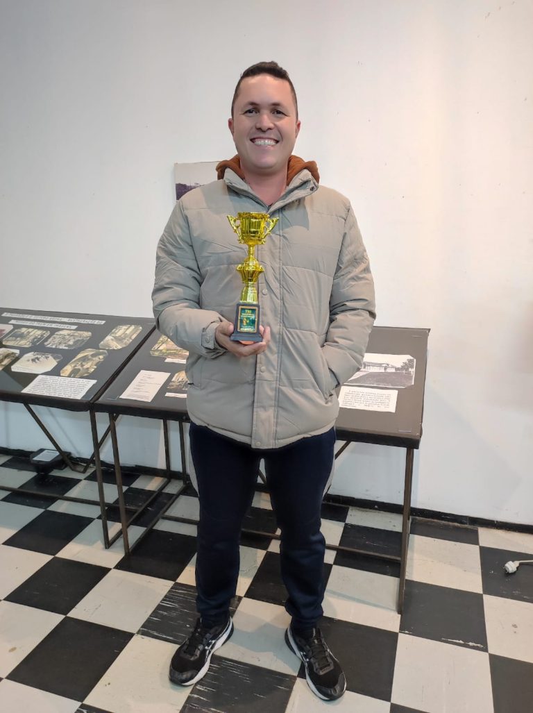 RENAN SIGARINI USA FANTASIA DE FIUZA E VENCE TORNEIO DA BIBLIOTECA