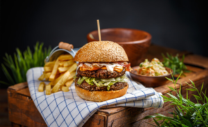 Doces ou travessuras? Prefiro CHESSBURGUER do Gambim e xeques-mates — como nos velhos tempos.