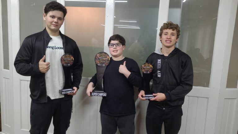 ARTHUR BOTEZELI DORNELES INCORPORA MAGNUS CARLSEN, VESTE A COROA E FAZ DE IGREJINHA O REINO DO XADREZ!